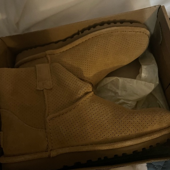 W classic unlined mini perf Ugg boots size 6 - Picture 4 of 5